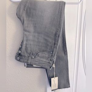 NWT 🩶 Universal Thread Button Fly Cropped Ankle Skinny Jeans.
